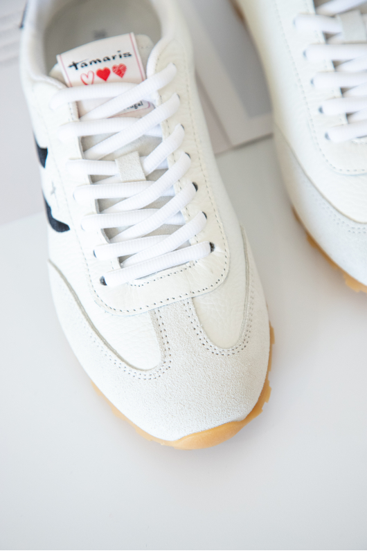 Женские кроссовки Tamaris с декоративными элементами.